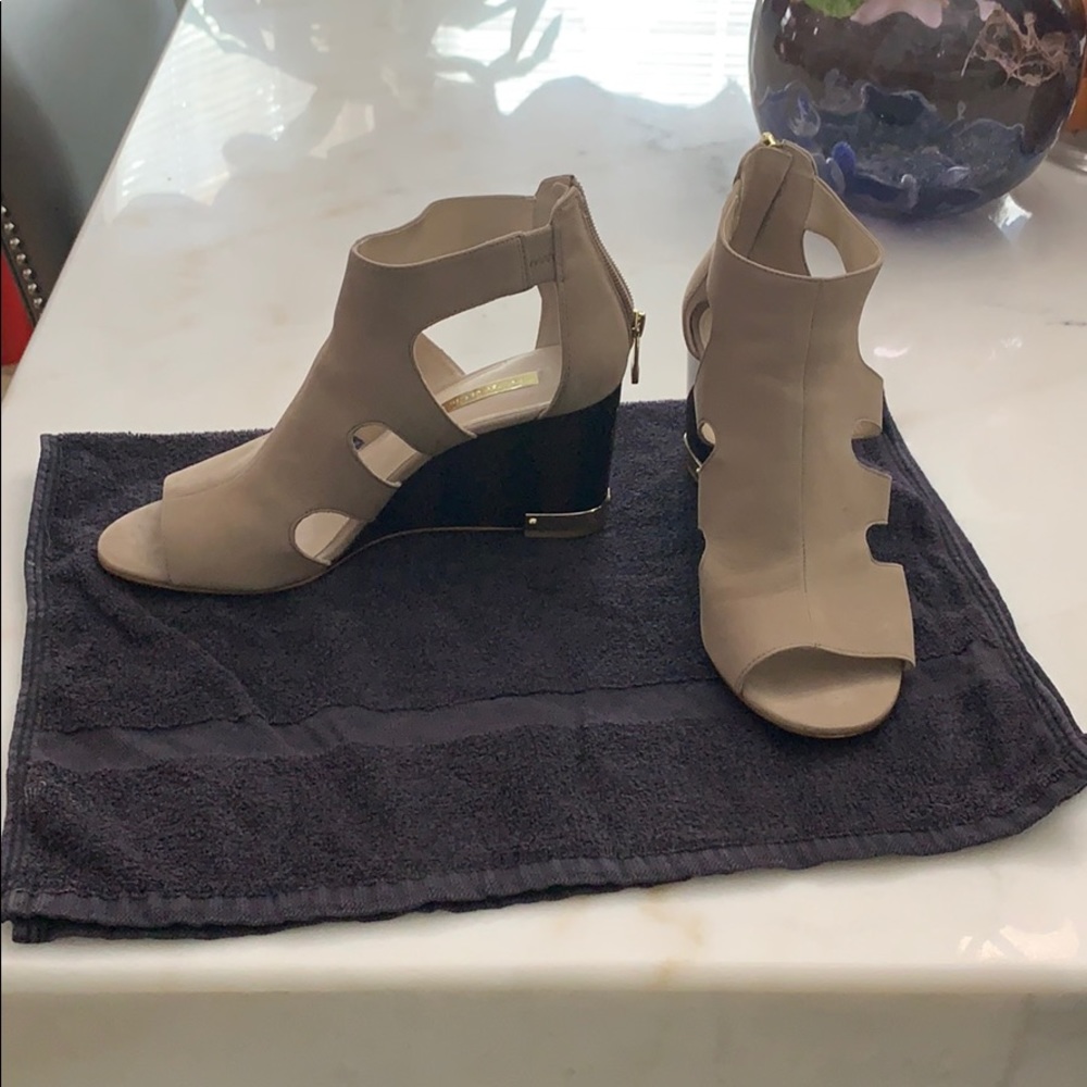 Nude wedges